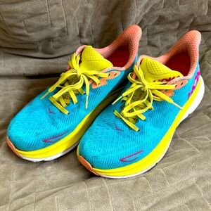 Women’s Hoka One One Clifton 9 running shoes size 8B